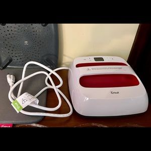 EXCELLENT Cricut Easy Press 2 w/mat and storage bag - RASPBERRY